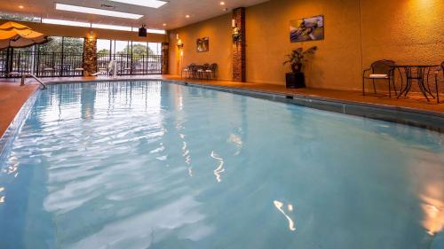 a large swimming pool in a hotel room at Best Western Plus Landing View Inn & Suites in Branson