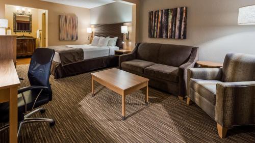 um quarto de hotel com uma cama e um sofá em Best Western Plus Landing View Inn & Suites em Branson