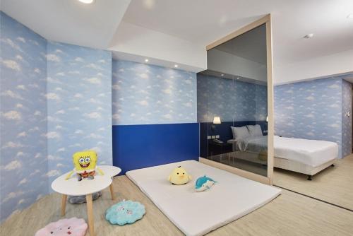 a room with a bedroom with a bed and a mirror at Kenting City Gate Hotel in Hengchun