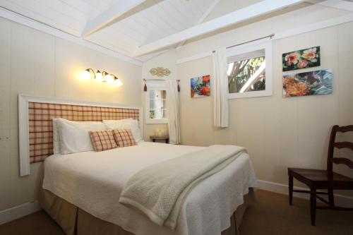 Un pat sau paturi într-o cameră la Seagull Inn Bed & Breakfast