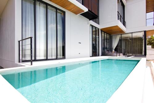 una piscina al centro di una casa di Luxury Sea and Sunset View 4BR 4BA Pool Villa a Mae Haad