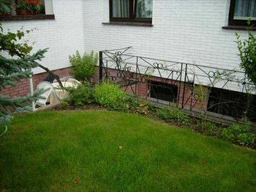 una casa con un patio con una valla y un patio de césped en Ferienwohnung Liebke _ Objekt 25918 en Biestow
