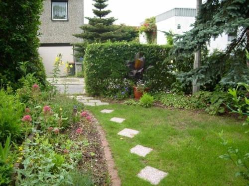 ogród z kamieniami krokowymi w trawie w obiekcie Ferienwohnung Liebke _ Objekt 25918 w mieście Biestow