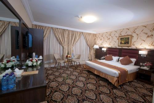 A bed or beds in a room at Al Azhar Hotel Jeddah