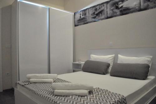 A bed or beds in a room at Comfort Deluxe Kosmos Apartments
