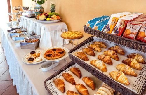 ein Buffet mit Brot und Gebäck auf dem Tisch in der Unterkunft B&B Rossini in Augusta