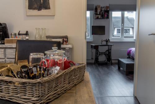 a basket of wine bottles on a table in a living room at Geranio in Made