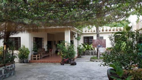 una casa con una moto aparcada frente a ella en Sanctuary Transient House, en Bacolod