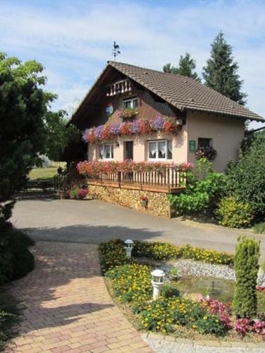 a small house with flowers in front of it at Gite de Grandvillars in Grandvillars