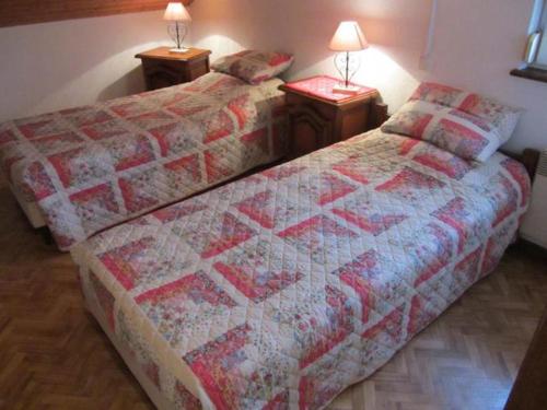 1 dormitorio con 1 cama y 2 mesitas de noche con lámparas en Gite de Grandvillars, en Grandvillars