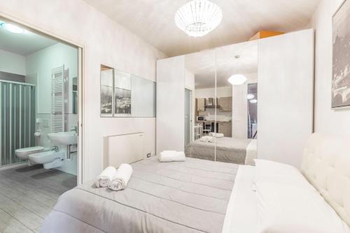 ボローニャにあるFreud 4, Bologna by Short Holidaysのベッドルーム(大型ベッド1台付)、バスルームが備わります。