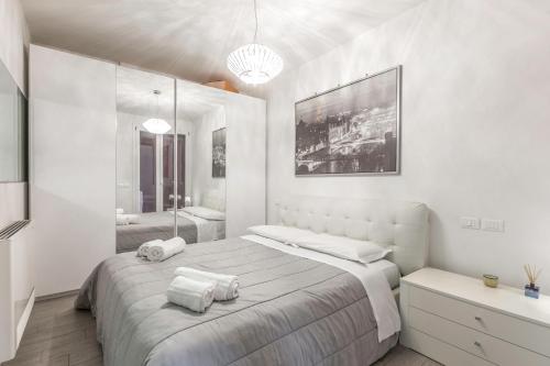 ボローニャにあるFreud 4, Bologna by Short Holidaysの白いベッドルーム(大型ベッド1台、バスルーム付)
