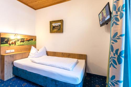 a bedroom with a bed in a room at Hotel garni Almenrausch und Edelweiss in Garmisch-Partenkirchen