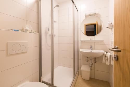 Kylpyhuone majoituspaikassa Hotel garni Almenrausch und Edelweiss