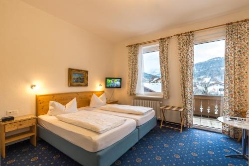 Кровать или кровати в номере Hotel garni Almenrausch und Edelweiss