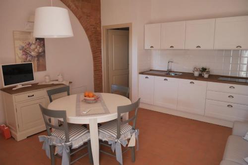 a kitchen and dining room with a table and chairs at Agriturismo Due Comuni in San Gervasio