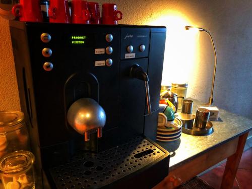a black coffee maker sitting on top of a table at B&B Zandhuizen in Zandhuizen
