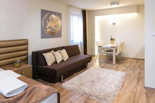 a living room with a couch and a table at Főtér Rezidencia 2 in Győr