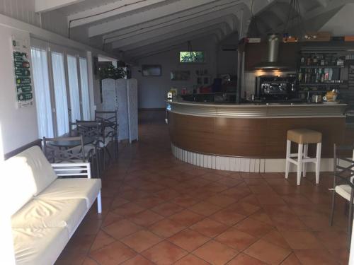 un salon avec un bar et une cuisine dans l'établissement MOTEL 24H, à Aversa