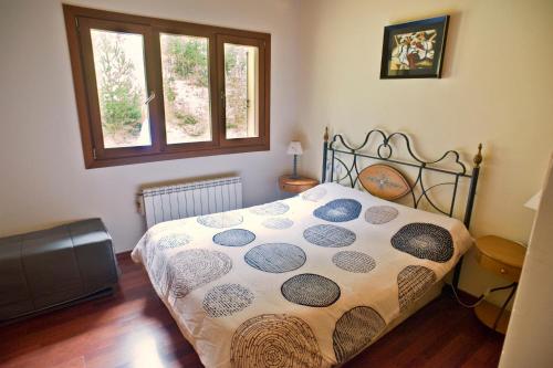 A bed or beds in a room at Fantastica casa a la Molina amb jardí en plena natura