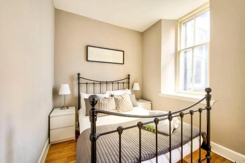 JOIVY Amazing Location - Charming Apartment by the Edinburgh Castle!にあるベッド