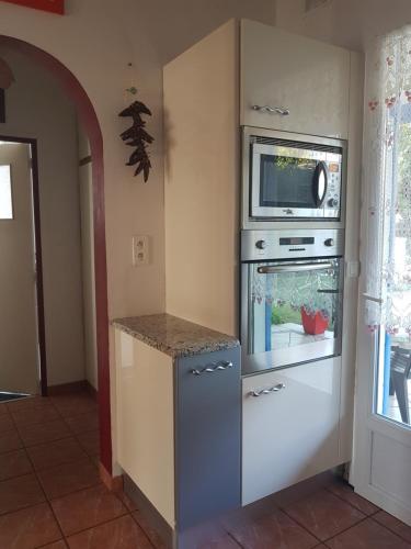 La cuisine est équipée d'un four et d'un four micro-ondes. dans l'établissement Grande maison de vacances, à Lévignacq