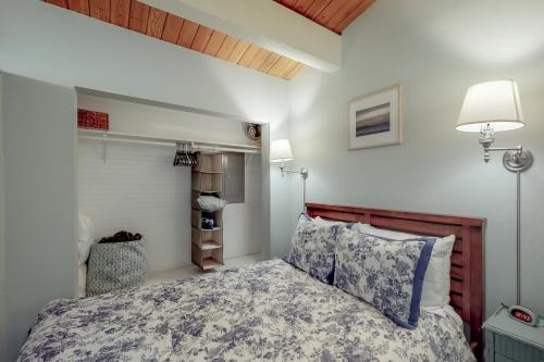 - une chambre avec un lit et une lampe dans l'établissement Westport Marina Guest House, à Westport