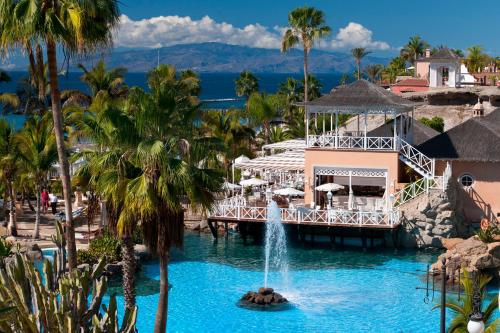 einen Brunnen in der Mitte eines Pools in einem Resort in der Unterkunft Bahia del Duque in Adeje