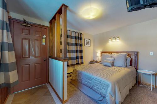 Habitación pequeña con cama y puerta en Gothic Getaway, en Crested Butte