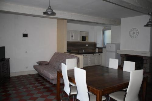 un salon avec une table et un canapé dans l'établissement Les Mistinguettes, à Pouzauges