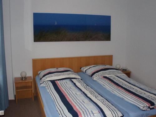 ヴィスマールにあるAttractive Apartment in Wismar Germany near Beachのベッドルーム1室(ベッド2台付)が備わります。壁に絵が描かれています。