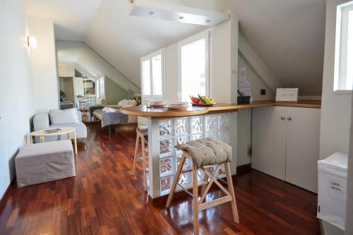 una cocina con una isla en medio de una habitación en GuestHost - Studio con Balcone per 2 persone, en Milán