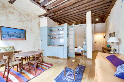 un salon avec une table et un canapé dans l'établissement Marais-Rue des Rosiers ID 24, à Paris