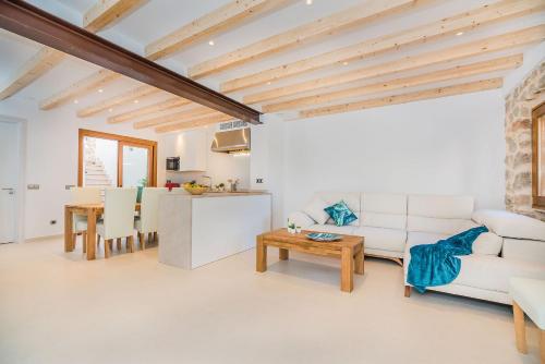 Townhouse Can Coa by SunVillas Mallorca