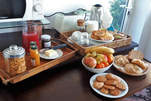 una mesa cubierta con muchos tipos diferentes de alimentos para el desayuno en B&B Fiera - Mini attico en Bolonia