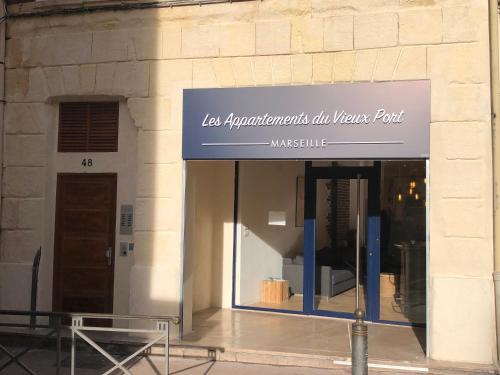 un front de magasin avec un panneau indiquant l'impérialisme porte tous une partie dans l'établissement Les Appartements du Vieux Port, à Marseille
