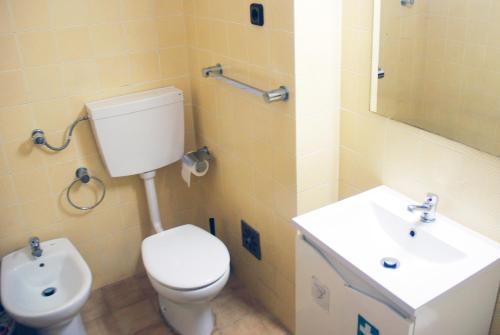 コスタ・ダ・カパリカにあるTubarinho Apartmentのバスルーム(トイレ、洗面台付)