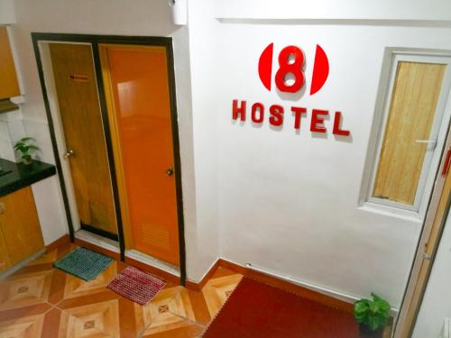 Un certificado, premio, letrero u otro documento en 8Hostel