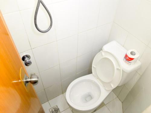 Un baño de 8Hostel
