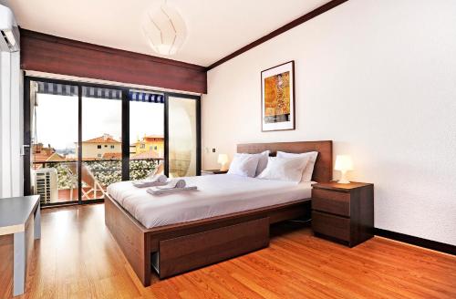Krevet ili kreveti u jedinici u okviru objekta Sunset Balcony in Estoril - Checkinhome