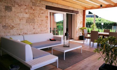 a living room with a couch and a table at B&B Villa Pelèr in Lazise