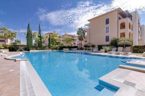 una piscina di fronte a un edificio di Amazing 2Bedroom apartment in Victoria Boulevard a Vilamoura