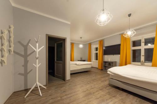 sypialnia z 2 łóżkami i krzyżem na ścianie w obiekcie Hotel pod Kapličkou w mieście Malá Morávka