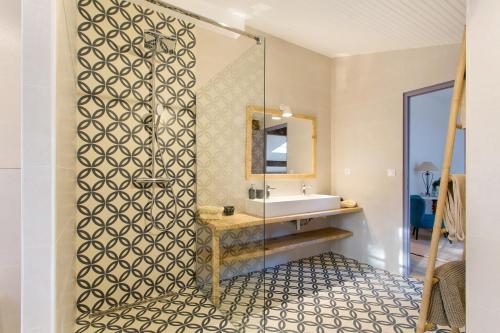 une salle de bain avec douche et lavabo dans l'établissement Etche Churria, à Urrugne