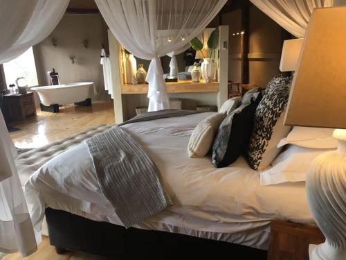 Ένα ή περισσότερα κρεβάτια σε δωμάτιο στο Bush Lodge – Amakhala Game Reserve