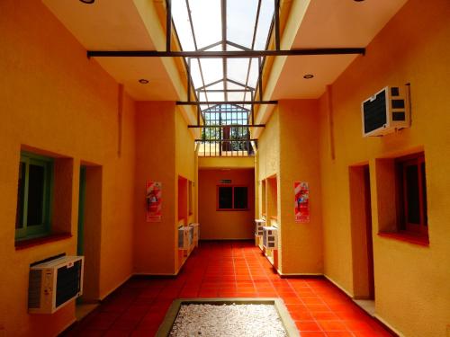 een lege hal met oranje muren en een plafond bij Black Sheep International Hostel in Mendoza