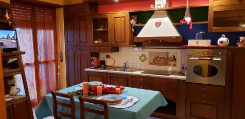 a kitchen with a table with a blue table cloth at Le Chat a Pois in Aosta