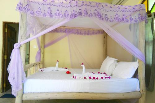 Кровать или кровати в номере Blue Earth Beach Bungalow