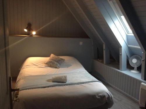 CreysseにあるGite Zoéの窓付きの部屋のベッド1台