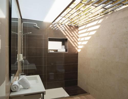 uma casa de banho com um chuveiro e um lavatório. em HL Rio Playa Blanca em Playa Blanca